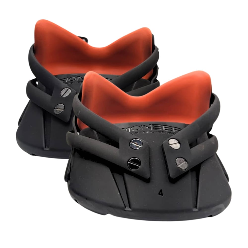 Ein Paar Pioneer Hufschuhe mit roter Innenpolsterung