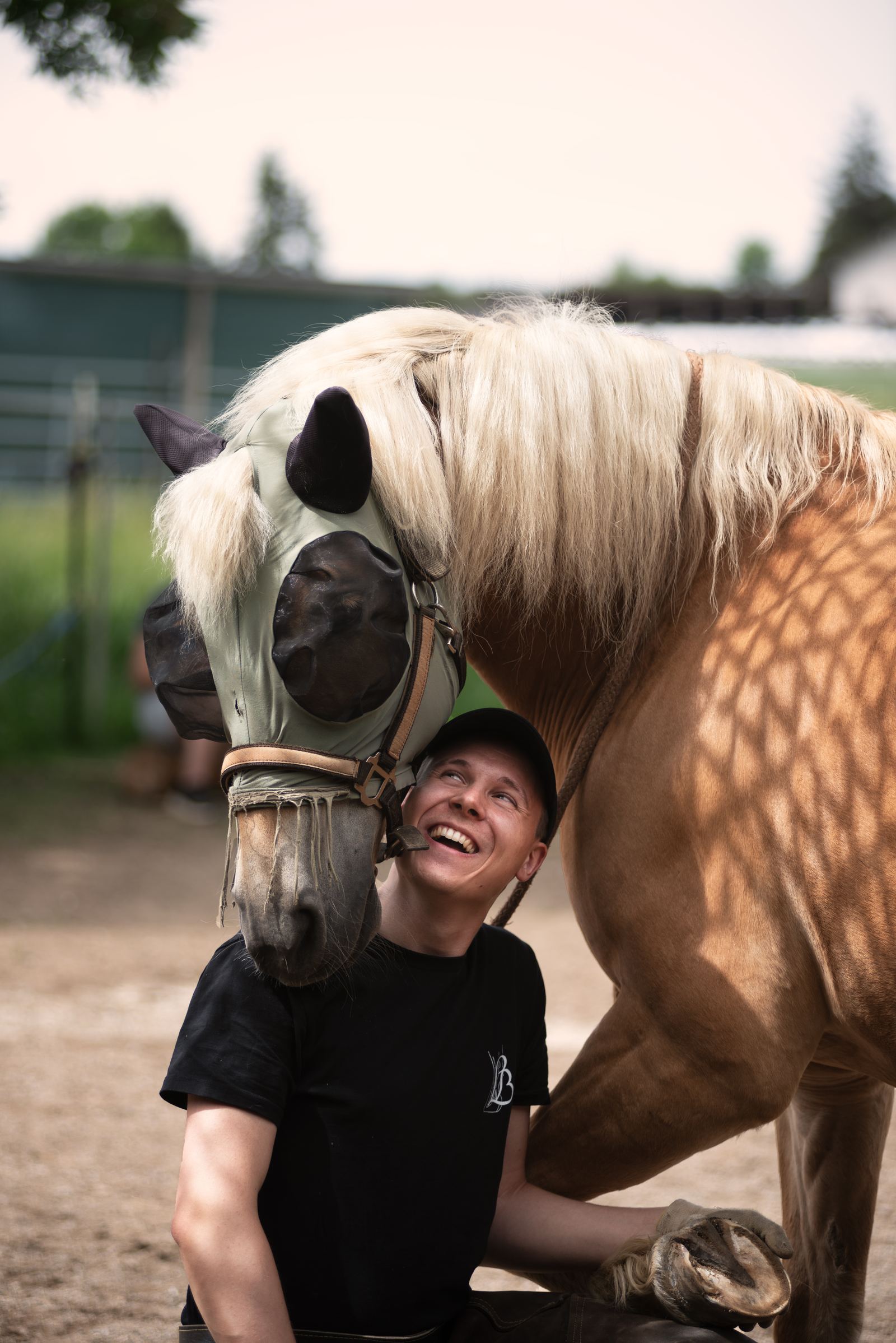 Lucian von Brevern mit einem Pferd